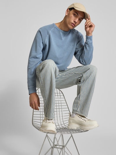 Männermodel trägt Relaxed Fit Sweatshirt aus Baumwolle von Closed, Herren, Raglanärmel, Rundhalsausschnitt, Ganzkörperansicht von vorne.