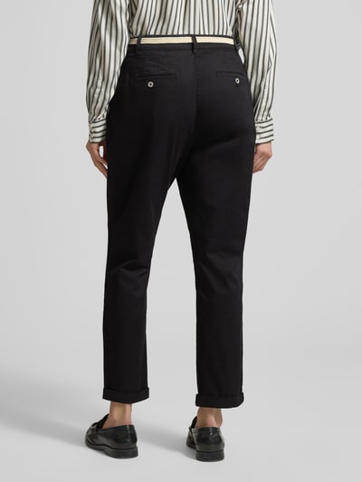 Frauenmodel trägt Casual Fit Chino mit Baumwoll-Anteil von Christian Berg Woman in Schwarz, elastischer Baumwoll-Mix, Gürtel, verkürztes Design, Ganzkörperansicht Rückansicht.