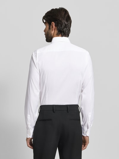 Männermodel trägt Slim Fit Business-Hemd mit Stretch-Anteil Modell 'Hank Hai' von BOSS in Unifarben Baumwoll-Mix, Ganzkörperansicht Rückansicht.