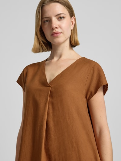 Frauenmodel trägt knielanges Leinenkleid mit V-Ausschnitt Modell 'Ina' von Soyaconcept im warmen Braunton, Leinen-Mix mit Viskose-Anteil, Loose-Fit-Design, Vorderseite mit feiner Textur, Ganzkörperansicht von vorne.