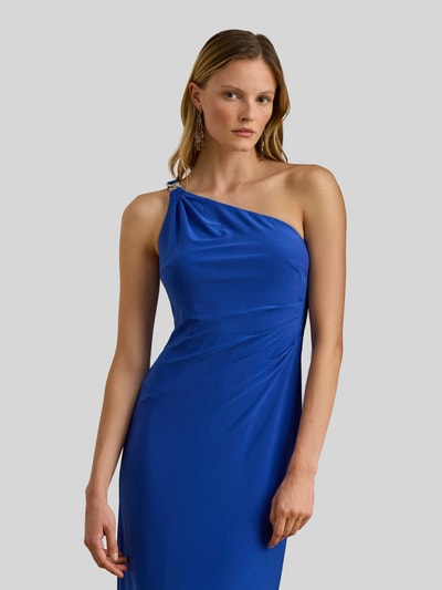 Frauenmodel trägt Abendkleid mit Ziersteinbesatz Modell 'BELINA' von Lauren Ralph Lauren in Blau, figurbetont, One-Shoulder-Look, Nahaufnahme Oberkörper.