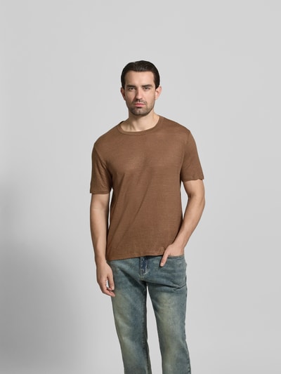 Männermodel trägt Regular Fit T-Shirt aus reinen Leinen von Officine Générale, braun, semitransparent, Rundhalsausschnitt, Kurzärmelig, Ganzkörperansicht von vorne.