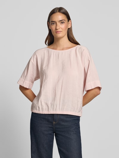 Vrouwenmodel draagt Blusenshirt aus Modal-Mix Modell 'Seira' van OPUS in lichtroze, regular fit, ronde hals, dames modalmix, vooraanzicht, nahaufnahme bovenlichaam. Ruglengte maat 36: 48 cm, mouwlengte maat 36: 25 cm.