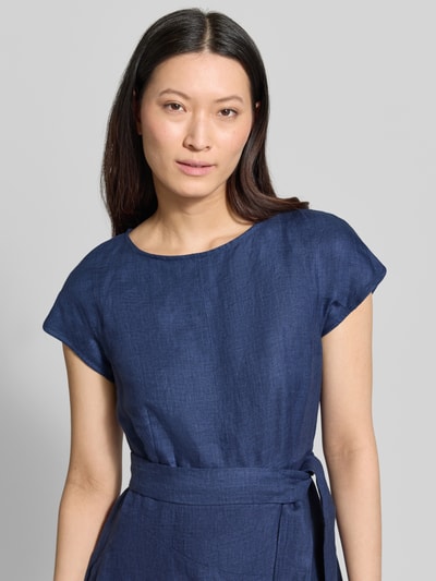 Frauenmodel trägt Tailliertes Freizeitkleid aus reinem Leinen Modell 'ESORDIO' von Weekend Max Mara in Dunkelblau, Kurzarm, Rundhals-Ausschnitt, Nahtreißverschluss, Webware, Nahaufnahme Oberkörper.