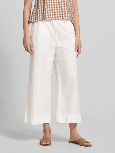 Frauenmodel trägt Relaxed Fit Culotte aus reiner Baumwolle von Marc O'Polo Denim, Optik: Unifarben, Passform: Relaxed-Fit, Cropped-Länge, Bundabschluss: Elastisch, seitliche Eingrifftaschen, Material: Reine Baumwolle, Farben: Weiß und Beige, Textur: Glatt, Ganzkörperansicht von vorne.