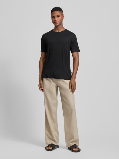 Männermodel trägt T-shirt aus leinen-elastaan-mix mit ronde hals van OLYMP Level Five, regular fit, labeldetail, ruglengte maat M 69 cm, ganzlichaamsvooraanzicht