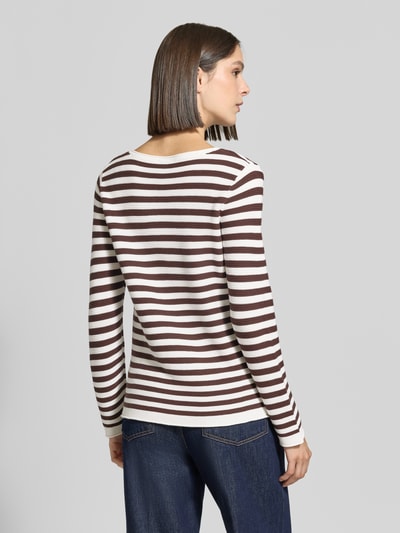 Frauenmodel trägt Regular Fit Pullover aus reiner Baumwolle von Tom Tailor, braun-weiß gestreift, strukturierte Optik, Ganzkörperansicht Rückansicht. Damen Pullover von Tom Tailor