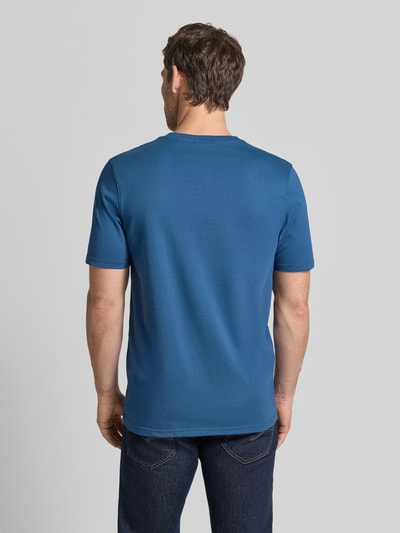 Männermodel trägt Regular Fit T-Shirt mit Logo-Print van Scotch & Soda, puur katoen, logoprint, ronde hals, ruglengte maat M 73 cm, Ganzkörperansicht Rückansicht.