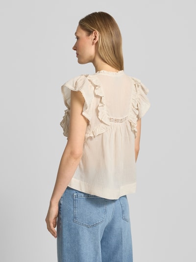 Frauenmodel trägt Bluse mit Volants Modell 'Jayla' von Neo Noir aus Reine Baumwolle, Gerader-Schnitt, Tunikakragen, Rückenlänge 56 cm, Ganzkörperansicht Rückansicht.