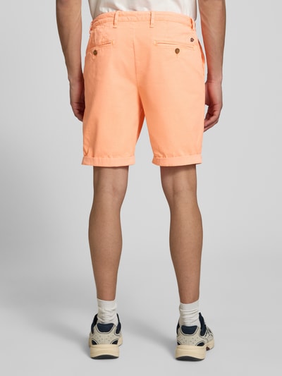 Männermodel trägt Regular Fit Shorts mit Münztasche von Superdry, elastischer Baumwoll-Mix, Gesäßtaschen, Knopf-Reißverschluss, Ganzkörperansicht Rückansicht.
