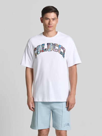 Männermodel trägt T-Shirt mit 1/2-Arm von COLUCCI in Weiß, Reine Baumwolle, Gerader-Schnitt, Rundhalsausschnitt, Ganzkörperansicht von vorne.