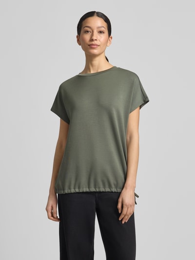 Frauenmodel trägt T-Shirt mit Rundhalsausschnitt von Soyaconcept in Olivgrün, Material-Mix mit Modal-Anteil, Regular-Fit, Kappärmel, Tunnelzug, Ganzkörperansicht von vorne.