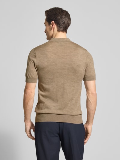 Männermodel trägt Slim Fit Poloshirt aus reiner Wolle von Matinique in Strick-Optik, Polo-Kragen, elastische Abschlüsse, Rückansicht.