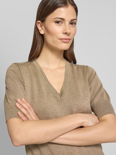 Modelka nosi Strickshirt mit V-Ausschnitt Modell 'Katie' von FREE/QUENT, beżowy, Viskose-Mix, krój regular fit, półdługie rękawy, zbliżenie górnej części ciała.