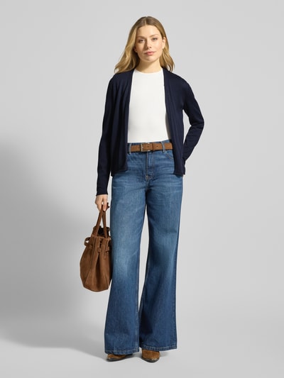 Modelka kobieca nosi Regular Fit Cardigan Baumwoll-Viskose-Mix od s.Oliver RED LABEL w kolorze granatowym, jednolity, krój regular fit, długi rękaw, dzianinowa struktura, bez zapięcia, materiał bawełniano-wiskozowy; pełen widok z przodu.
