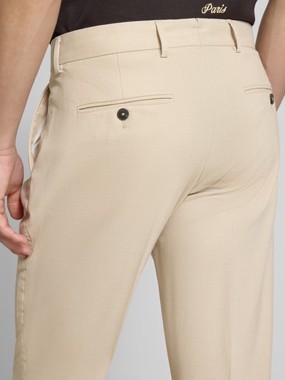 Männermodel trägt Slim Fit Anzugsakko mit Woll-Anteil Modell 'SLIM-NEIL' von SELECTED HOMME, Optik: Unifarben, Nahaufnahme Rückansicht.