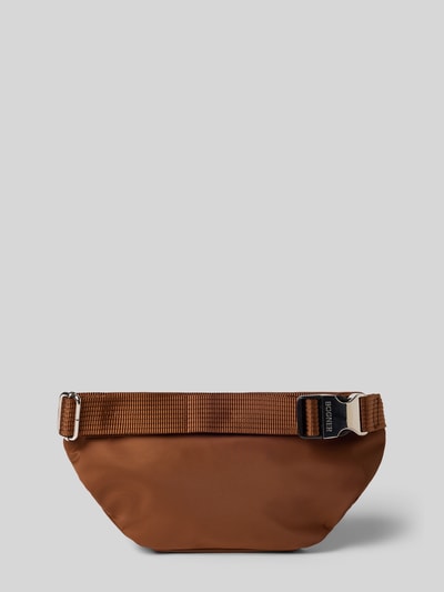 Produktfoto, Bauchtasche mit Logo-Detail Modell 'Janica' von BOGNER in Braun mit Reißverschluss und verstellbarem Schulterriemen, glatte Oberfläche