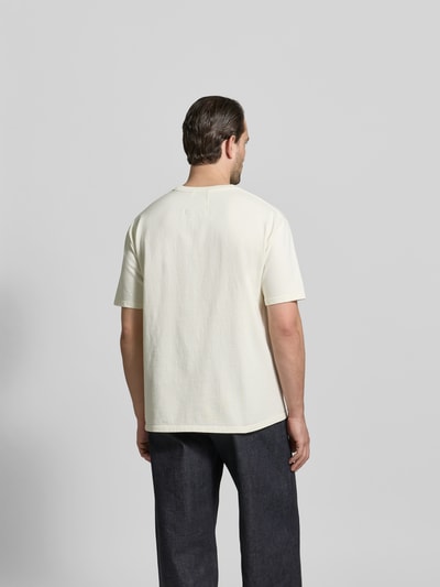 Männermodel trägt Regular Fit T-Shirt aus Baumwolle von RHUDE, Rundhalsausschnitt, Rückenlänge 72 cm, Rückenansicht, Ganzkörperansicht Rückansicht.
