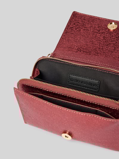 VALENTINO BAGS Schimmernde Handtasche mit Label-Applikation Modell 'EMBER' Bordeaux 4