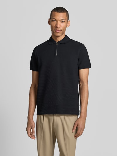 Männermodel trägt Regular Fit Poloshirt mit Strukturmuster von MCNEAL, schwarzer Baumwoll-Mix, Reißverschluss, Kurzärmelig, Ganzkörperansicht von vorne.