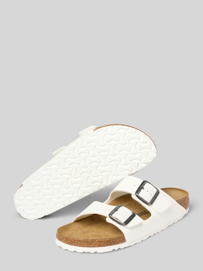 Produktfoto, Slipper mit offener Ferse Modell 'Arizona' von Birkenstock, weiße Farbe, abgerundete Passform, Logo-Detail, 4 cm Absatzhöhe, strukturierte Sohle.