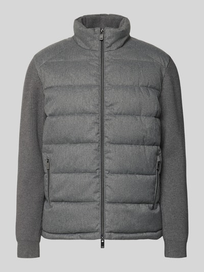 Produktfoto, graue Steppjacke mit Stehkragen und Zweiwege-Reißverschluss von Christian Berg Men, abgesteppt, Reißverschlusstaschen, Regular Fit