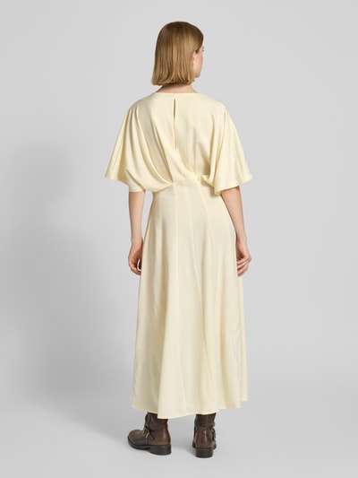 Vrouwenmodel draagt Midikleid met V-hals model 'VIANNA' van Copenhagen Muse, getailleerde fit, lichte kleur, rugaanzicht, ruglengte 130 cm, borstwijdte 40 cm, mouwlengte 28 cm, soepele stof met draperingen, volledig zichtbaar
