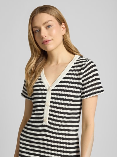 Frauenmodel trägt Knielanges Strickkleid mit V-Ausschnitt Modell 'LORIANNA' von ICHI, Muster in Schwarz-Weiß, Baumwoll-Mix, Nahaufnahme Oberkörper.
