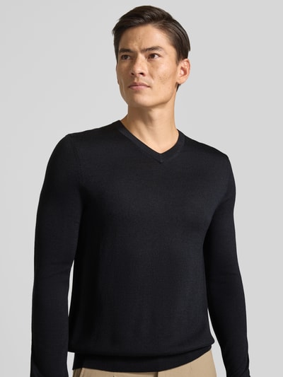 Männermodel trägt Strickpullover aus Woll-Mix mit V-Ausschnitt von Christian Berg Men, Regular Fit, schwarze Farbe, Nahaufnahme Oberkörper.