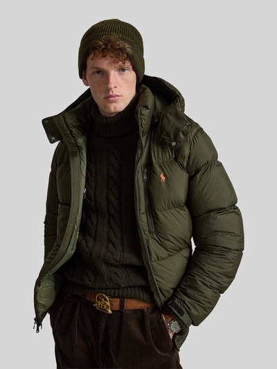 Männermodel trägt grüne Regular Fit Daunenjacke mit Logo-Stitching von Polo Ralph Lauren, Herren Daunenjacke, Nahaufnahme Oberkörper