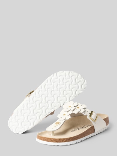 Produktfoto, Zehentrenner aus Leder mit floralen Applikationen Modell 'GIZEH' von Birkenstock in Weiß, profilierte Sohle, abgerundete Form, florale Details
