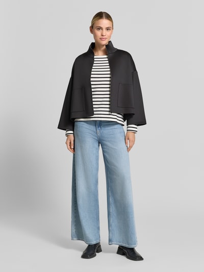 Vrouwenmodel draagt Relaxed Fit broek met opstaande kraag van comma, elastische materiaalmix, opgestikte zakken, ritssluiting, lichtblauw, Ruglengte bij maat 36: 53 cm, Borstwijdte bij maat 36: 65 cm, Mouwlengte bij maat 36: 54 cm, Ganzichaamsaanzicht van voren.