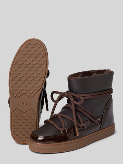 Produktfoto, Boots mit Logo-Detail von INUIKII in Braun, runde Form, Schnürverschluss, profilierte Sohle, 3 cm Absatz, glatte Textur