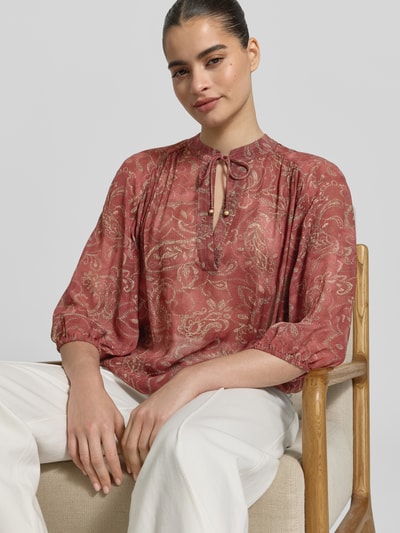 Frauenmodel trägt Regular Fit Bluse aus Viskose mit Schnürung und 3/4-Arm von Jake*s Collection, Allover-Look in Ziegelrot mit feinem Muster, Stehkragen, Reine Viskose, glatte Textur, Ganzkörperansicht von vorne.