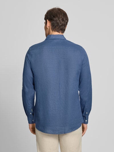 Männermodel trägt Regular Fit Leinenhemd aus reinem Leinen Modell 'CORE' von Scotch & Soda in Blau mit Kentkragen, Ganzkörperansicht Rückansicht. Durchgehende Knopfleiste, Langärmeliges Design, Label-Stitching, Rückenlänge 78 cm, Schulterbreite 45 cm, Ärmellänge 66 cm.