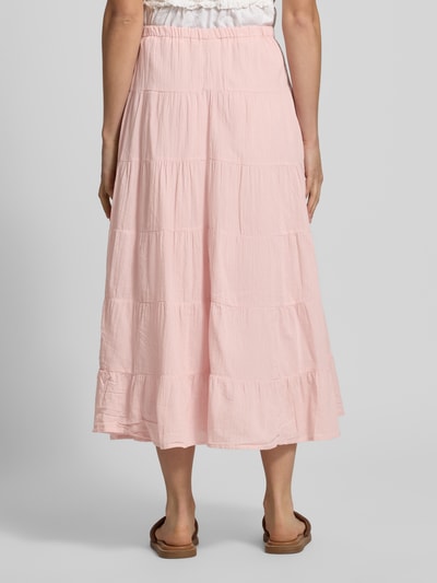 Frauenmodel trägt Regular Fit Volant Midi-Rock aus reiner Baumwolle Modell 'KELLY' von Only in zartem Rosa, Optik: Unifarben, Flammgarn-Textur, elastischer Bundabschluss, Passform: Volant, Länge: Midi, Material: reine Baumwolle, Ganzkörperansicht Rückansicht.