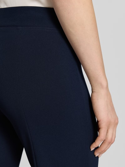 Frauenmodel trägt Hose mit Bügelfalten von Vera Mont aus dunkelblauem Material-Mix mit Stretch-Anteil, Nahaufnahme Hüfte/Oberschenkel.