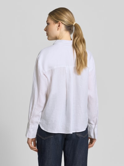 Modelka nosi Regular Fit Hemdbluse aus reinen Leinen von Christian Berg Woman Selection, biała, lniana, długi rękaw, krój regular fit, tył, widok całej sylwetki z tyłu.