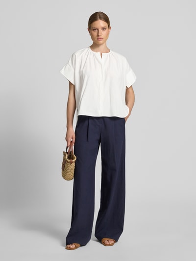 Frauenmodel trägt Regular Fit Bluse aus reiner Baumwolle von Weekend Max Mara, unifarben weiß, kurzer Arm, Mao-Kragen, Vorderansicht Ganzkörperansicht.
