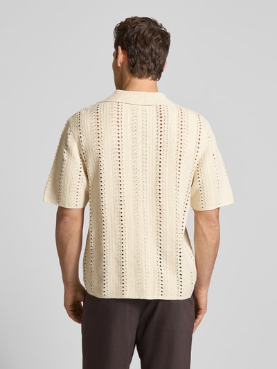 Männermodel trägt Strickshirt mit Reverskragen und Knopfleiste von JAKE*S STUDIO MEN im Baumwoll-Mix, cremefarben, Rückansicht