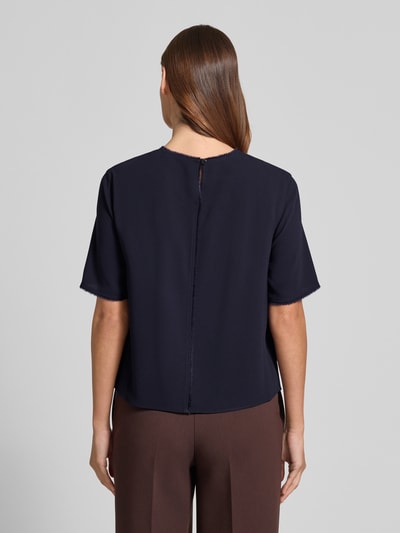 Frauenmodel trägt Regular Fit T-Shirt mit Rundhalsausschnitt von Windsor, dunkelblau, Fransenbesatz, Halbarm, Rückansicht, Ganzkörperansicht Rückansicht.