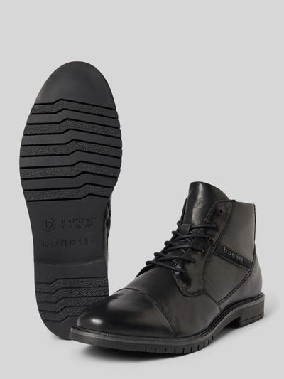 Produktfoto, schwarze Boots aus echtem Leder Modell 'Caj' von bugatti, runde Form, Schnürverschluss, profilierte Sohle, Logo-Detail