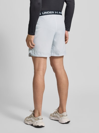Under Armour Relaxed Fit Shorts mit Logo-Print Modell 'Vanish' Hellgrau 5
