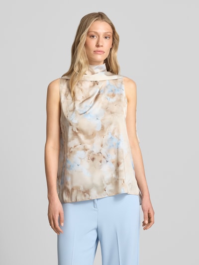 Modelka kobieca ma na sobie Bluse mit Stehkragen und asymmetrischem Design von Rinascimento, mieszanka materiałów z domieszką stretchu, prosty krój, asymetryczny design, stójka, marszczenia, tylne zapięcie na guzik, długość tyłu w rozmiarze S: 67 cm, jasne kolory beżu i błękitu, widok całej sylwetki z przodu