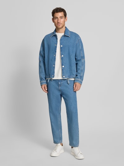 Männermodel trägt Relaxed Fit Jeansjacke aus Baumwoll-Ananas-Mix von Marc O'Polo Denim, Optik: Unifarben, Ganzkörperansicht von vorne