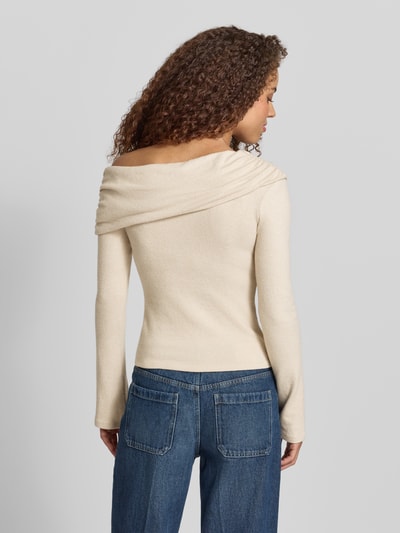 Frauenmodel trägt Longsleeve mit asymmetrischem Ausschnitt Modell 'Mindy' von Gina Tricot, Material-Mix mit Viskose-Anteil, Körpernaher-Schnitt, Trompetenärmel, Rückenlänge 51 cm in Größe S, cremefarben, Ganzkörperansicht Rückansicht.