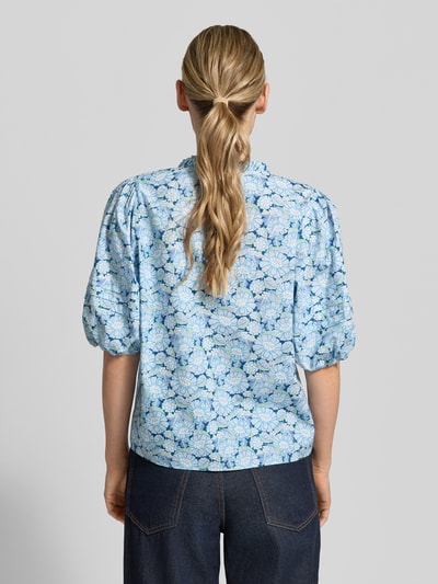 Frauenmodel trägt Bluse mit Serafino-Kragen und Ballonärmeln von Rich & Royal aus Reine Baumwolle, Loose-Fit, Rückansicht Ganzkörperansicht.