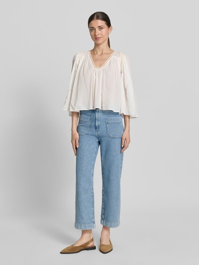 Frauenmodel trägt Cropped Jeans mit aufgesetzten Taschen von Jake*s Casual in heller Jeans-Optik aus Reine Baumwolle, Ganzkörperansicht von vorne.