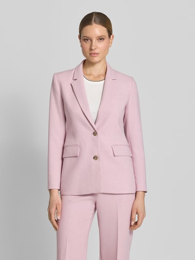 Modelka nosi Regular Fit Longblazer mit Reverskragen Modell 'RITA' od Selected Femme, jasnoróżowy, krój regular fit, dwuguzikowe zapięcie, długie rękawy, patkowe kieszenie, gładka faktura, widok całej sylwetki z przodu.