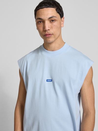 Männermodel trägt Relaxed Fit Tank Top aus reiner Baumwolle Modell 'NAVERTZ' von HUGO, Optik: Unifarben, Label-Patch, Rundhals, Jersey, Nahaufnahme Oberkörper.